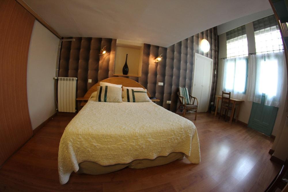Brit Hotel Privilege Lisieux - La Villa Des Arts Buitenkant foto