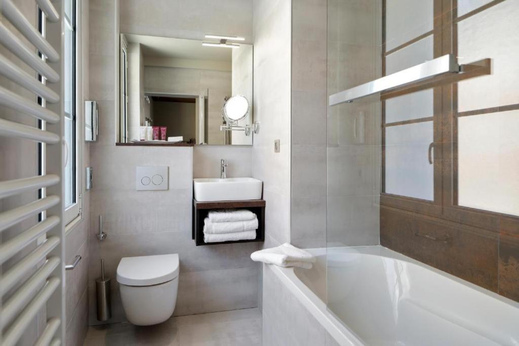 Brit Hotel Privilege Lisieux - La Villa Des Arts Buitenkant foto