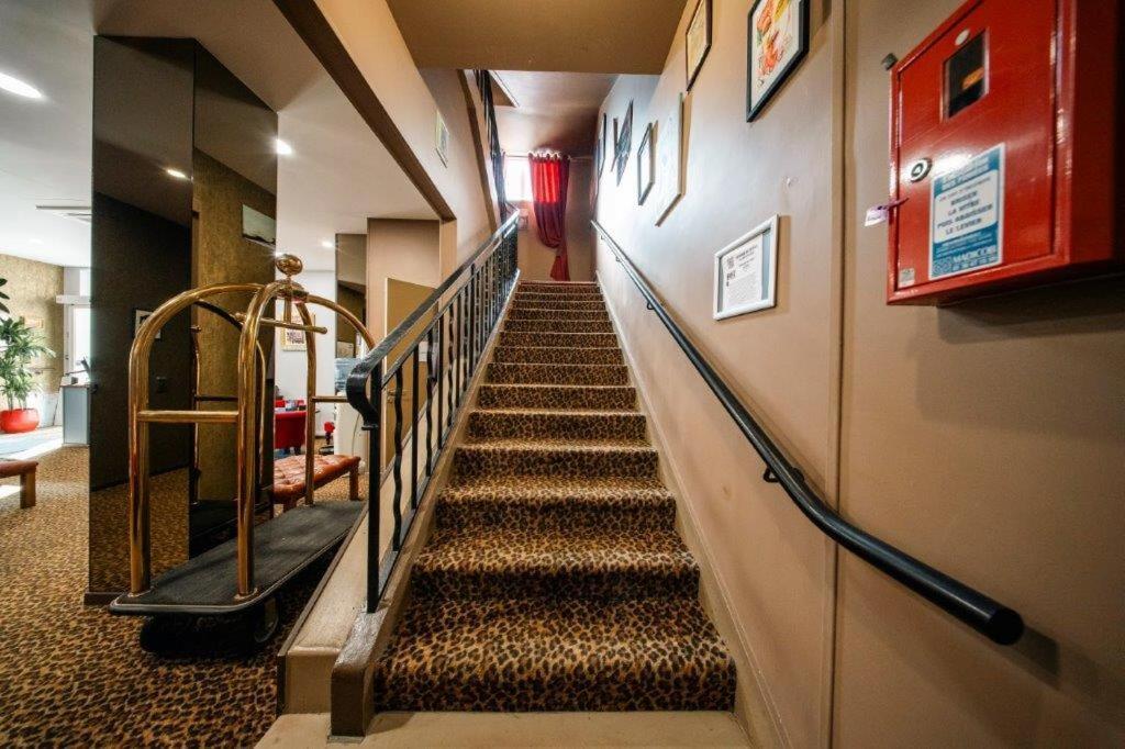 Brit Hotel Privilege Lisieux - La Villa Des Arts Buitenkant foto