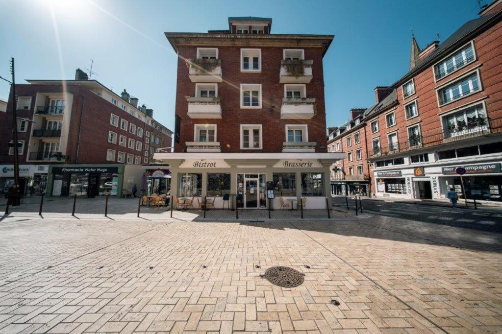 Brit Hotel Privilege Lisieux - La Villa Des Arts Buitenkant foto