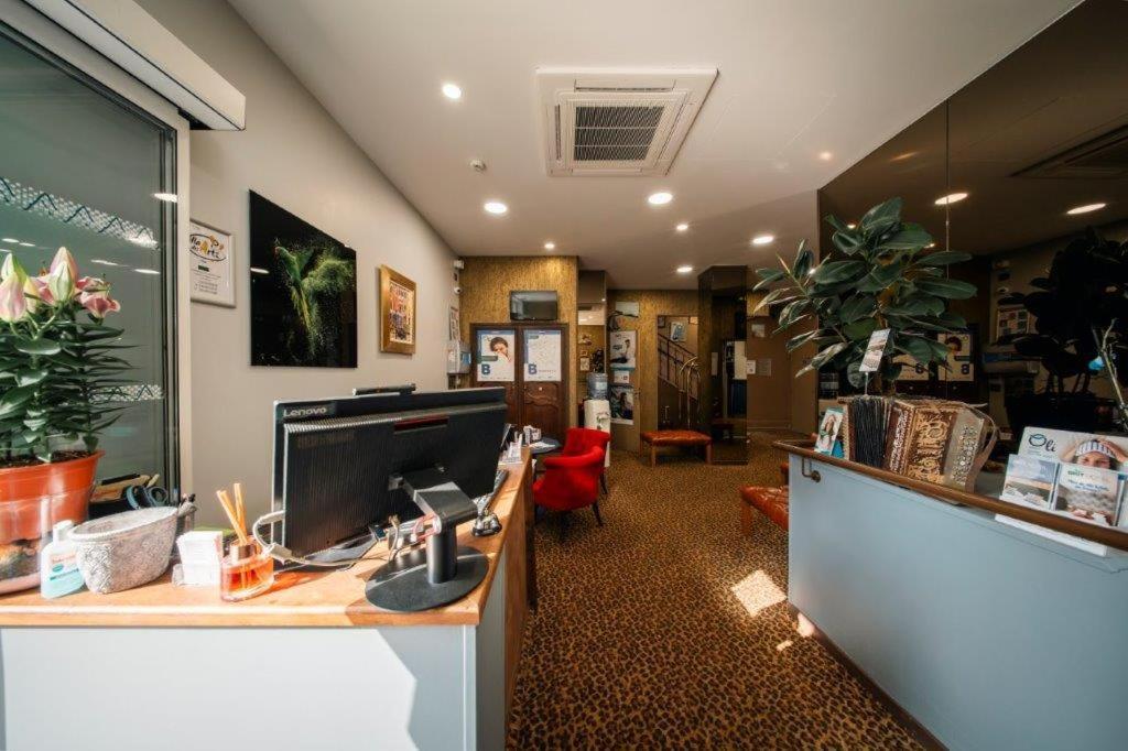 Brit Hotel Privilege Lisieux - La Villa Des Arts Buitenkant foto