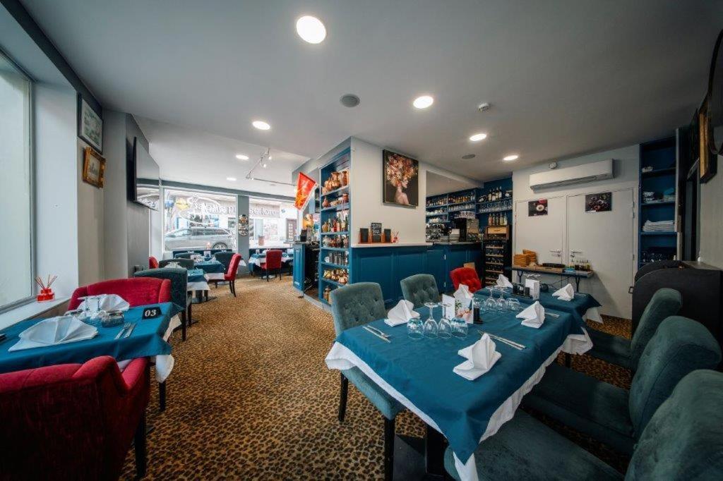 Brit Hotel Privilege Lisieux - La Villa Des Arts Buitenkant foto