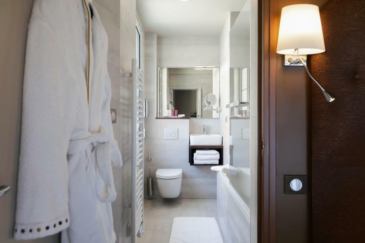 Brit Hotel Privilege Lisieux - La Villa Des Arts Buitenkant foto