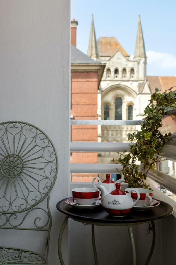 Brit Hotel Privilege Lisieux - La Villa Des Arts Buitenkant foto